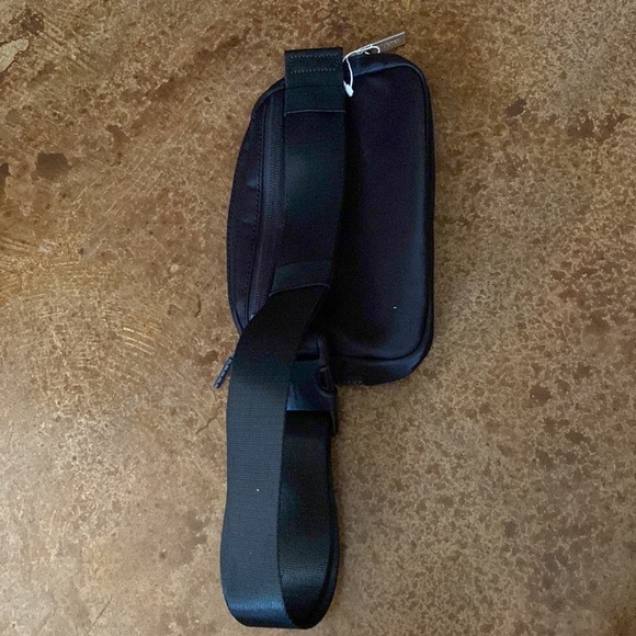 LULULEMON Everywhere Belt Bag Fanny pack in black - Picture 2 of 6